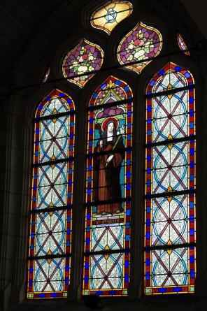 몽트뢰유의 성 오포르투나_photo by GFreihalter_in the church of Sainte-Opportune in Gennes-sur-Glaize_France.jpg